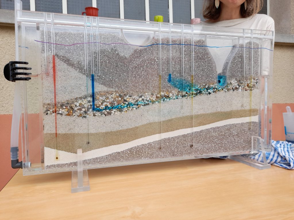 Photo illustrant la maquette pédagogique sur le fonctionnement des eaux souterraines