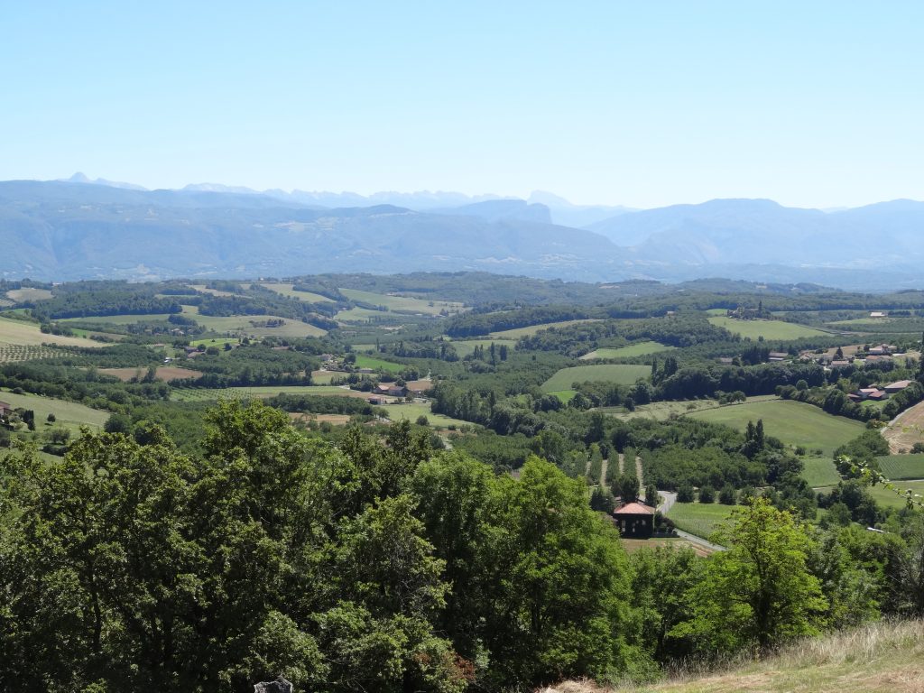 Paysage de collines avec le Vercors en fond