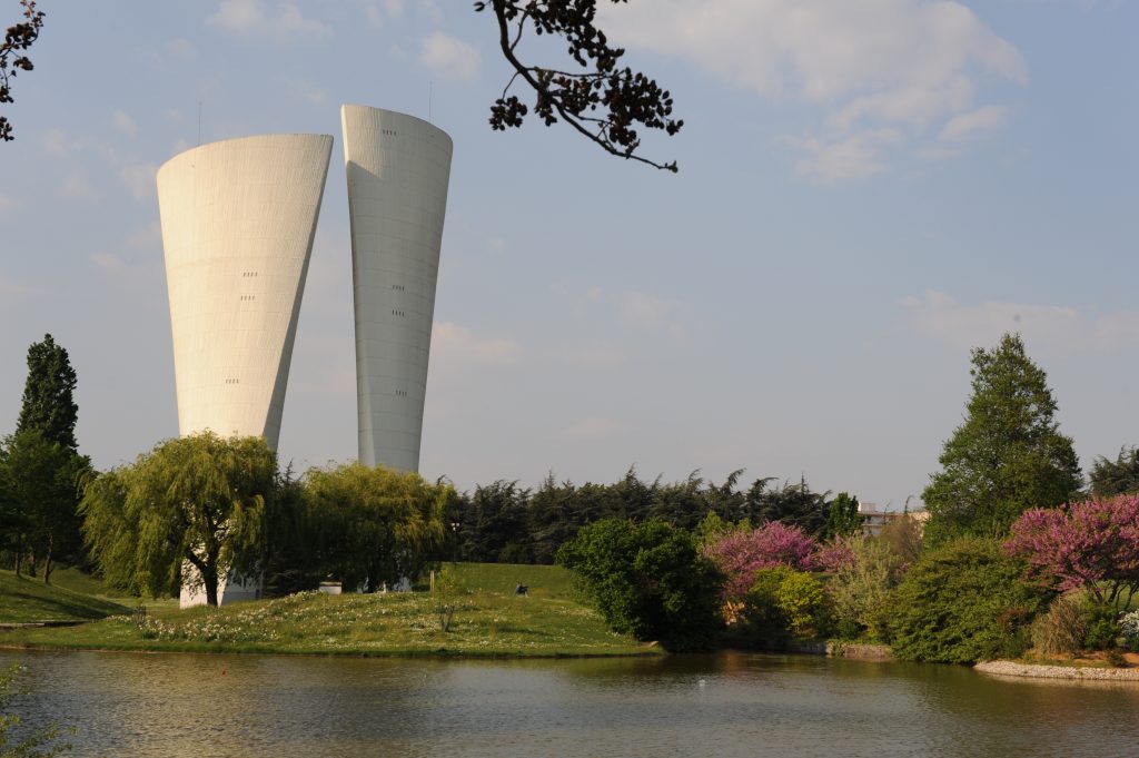 Deux chateaux d'eau derrière un lac